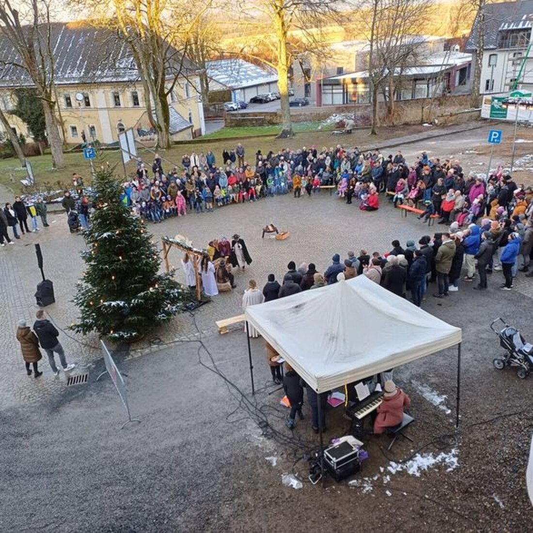 Vohenstrauß. Das Krippenspiel "Jesus wird Mensch" begeisterte mit zwei Aufführungen vor über 300 Zuschauern alle Altersgruppen. Es fand im Altenheim und bei der ökumenischen Krippenfeier an der Friedrichsburg statt.