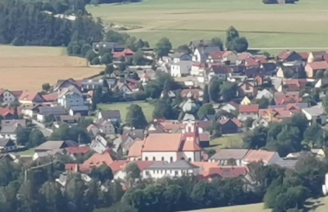 Eslarn. Der CSU-Jahreskalender 2025, verteilt im Markt Eslarn, enthält historische Bilder und ist auch ein geschichtlicher Rückblick. Rund 1.400 Exemplare werden kostenlos an Haushalte und soziale Einrichtungen verteilt.