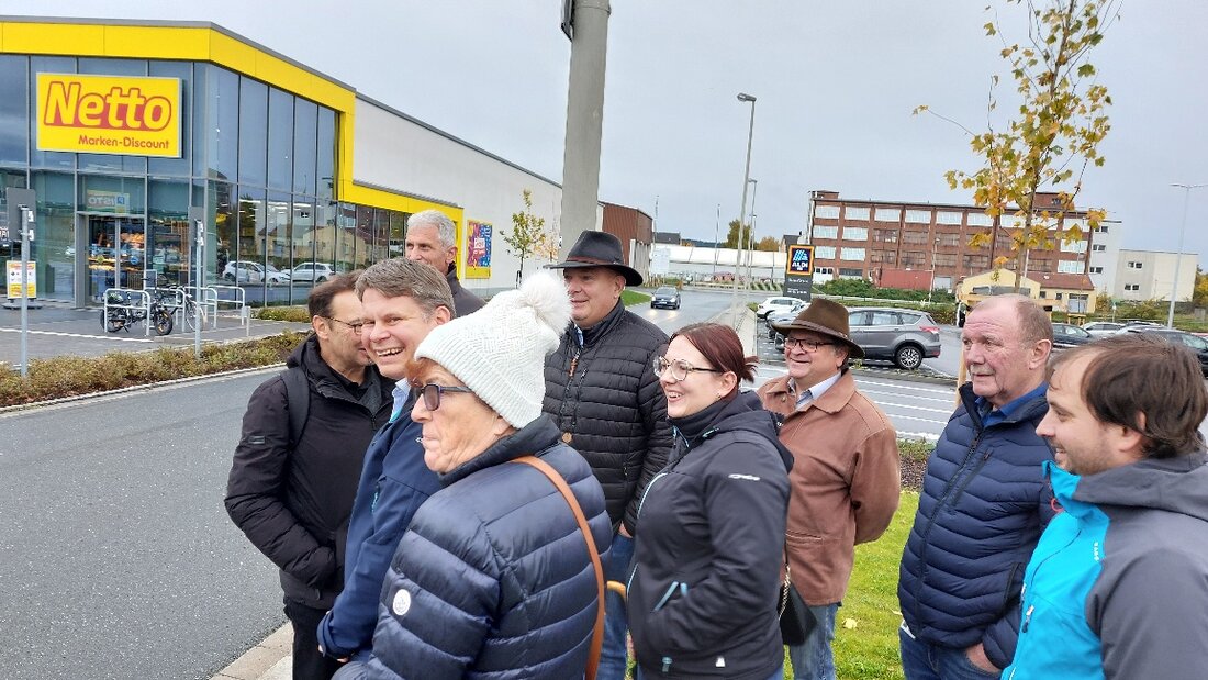 Weiden.  Stau, Enge und Sicherheitsrisiken für Fußgänger und Radfahrer: Die Verkehrssituation im Discounterbereich an der Robert-Bosch-Straße sorgt schon seit längerem für Ärger. Besonders an Samstagen herrscht dort reger Betrieb.