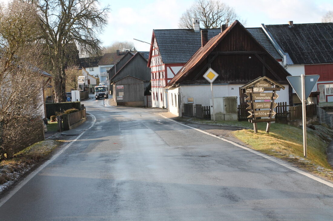 Pfrentsch. In den Osterferien beginnt die Sanierung der Ortsdurchfahrt, die voraussichtlich mindestens sechs Wochen dauert. Die Maßnahme beinhaltet den Austausch des Asphalts und während der Arbeiten ist eine Vollsperrung geplant.