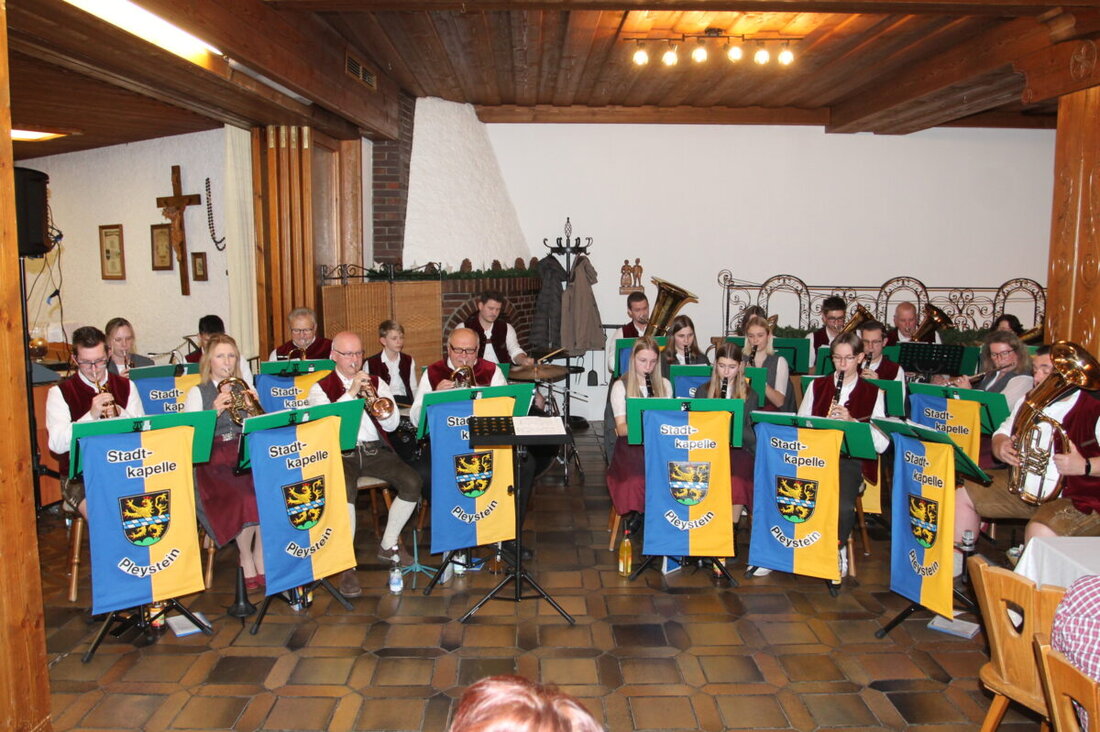 Pleystein. Die Stadtkapelle Pleystein läutete das neue Jahr mit einem traditionellen Konzert ein, das von klassischer Blasmusik bis zu modernen Stücken reichte. Highlights waren u.a. "Musik, Musik" von Ernst Mosch und der "Böhmische Traum" zum Finale.