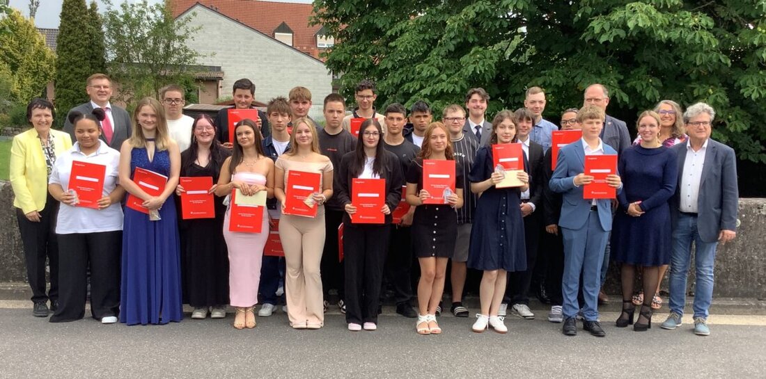 Pressath. Die 9. Klasse der Mittelschule Pressath feiert ihre Entlassung mit Reden, Tänzen und der Übergabe von Zeugnissen. Spenden von über 500 € gingen an die Tafel in Weiden.