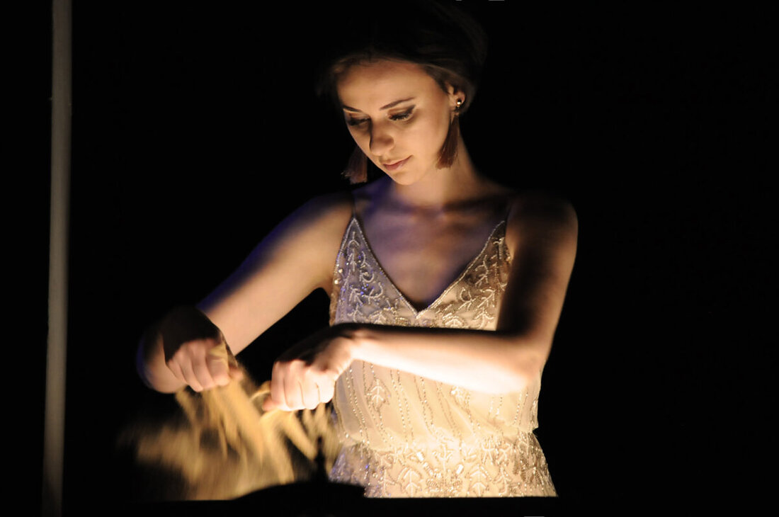 Weiden. Sie kam mit einer Handvoll Sand und eroberte mit ihrem außergewöhnlichen Talent die Herzen des Publikums. Irina Titova ist die „Queen of Sand“ und versteht es wie keine andere, die Flüchtigkeit des Augenblicks für einen magischen Moment auf die Leinwand zu bringen. Am 5. Januar ist sie in der Max-Reger-Halle zu Gast. 