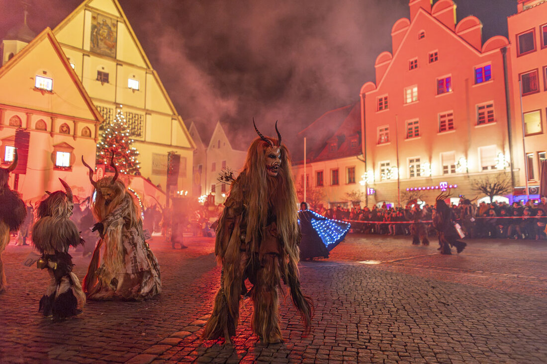 Weiden. Am Sonntag erwacht Weiden mit dem 4. Rauhnachtslauf, einem feurigen Spektakel mit Krampussen und Hexen, zum Leben. Über 20 Gruppen sorgen in der Altstadt für eine magische Nacht.