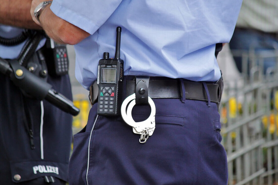 Sulzbach-Rosenberg. In der Nacht zum Sonntag entzog sich ein 18-jähriger Autofahrer einer Verkehrskontrolle und führte die Polizei nachts auf eine rasante Verfolgung. Er wurde schließlich gestoppt: mit Betäubungsmitteln und einer Schreckschusswaffe.