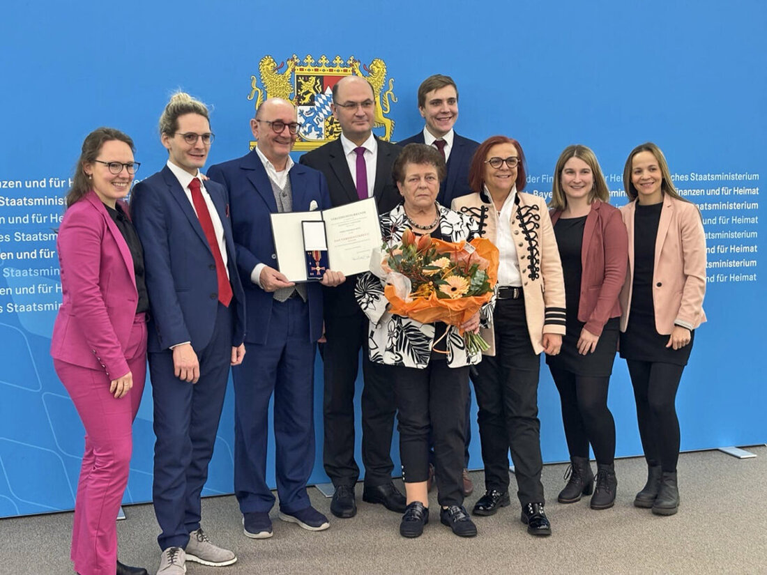 Berlin/Eslarn/München. Am Tag als Fritz Möstl das Bundesverdienstkreuz am Bande verliehen wurde, hat Kanzler Olaf Scholz die Vertrauensfrage erwartungsgemäß verloren. Den früheren Eslarner Landtagsabgeordneten hat beides gefreut: „Scholz hat Führung gezeigt und die Ehrung war auch in Ordnung!“
