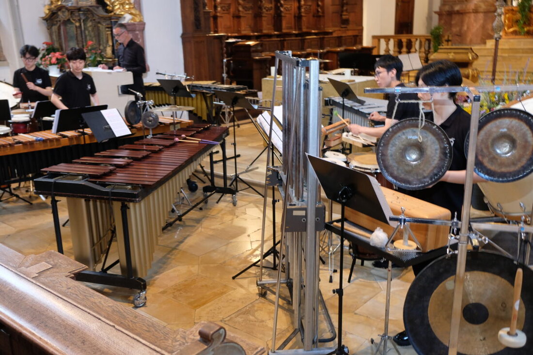 Speinshart. Für gewöhnlich ein Ort der Stille, zeigt sich in der Speinsharter Klosterkirche die ganze Fülle des Jubiläums-Mottos des Festivals junger Künstler Bayreuth: E-motion. Extravagante Rhythmen und wilde Temperamentsausbrüche bestimmten am Samstagabend das Konzert des Percussion Ensembles ebenso wie leise Töne. 