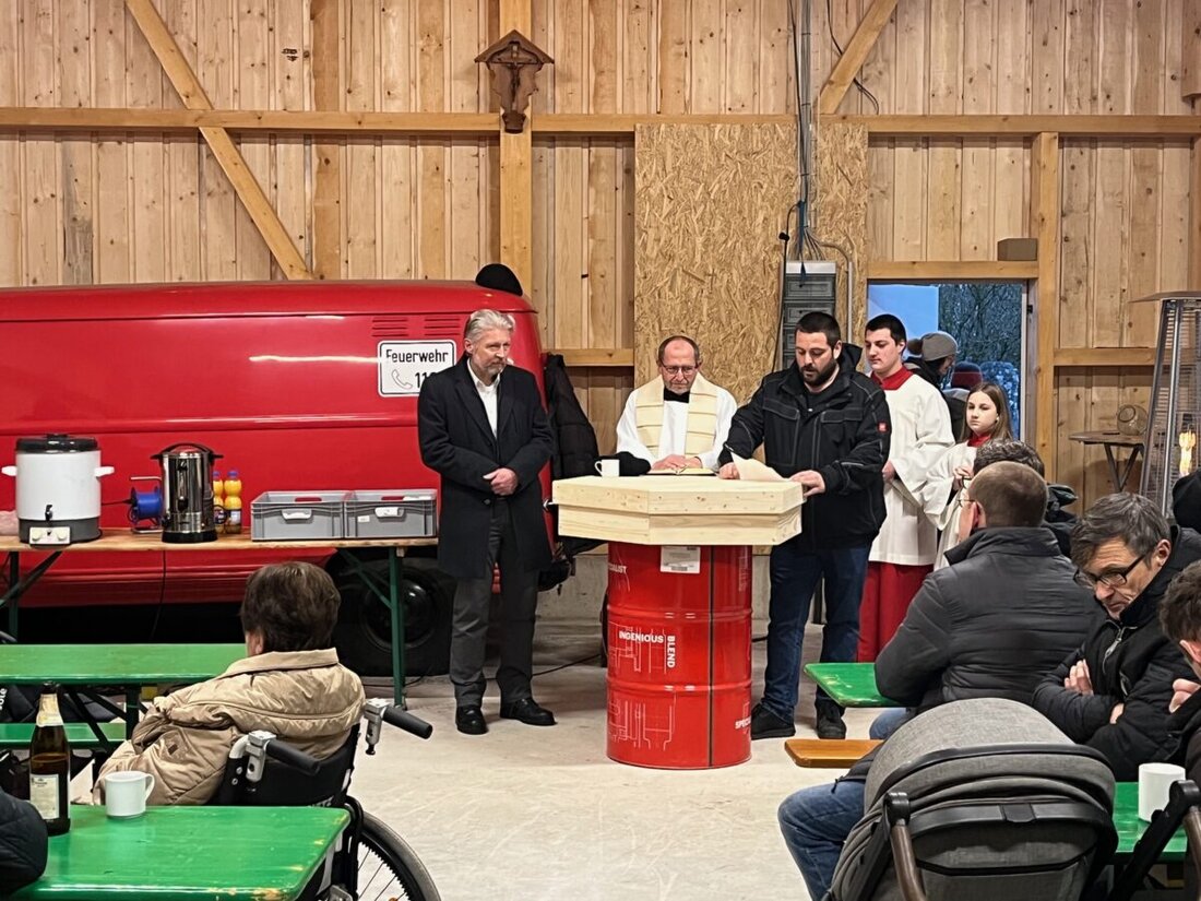 Schönficht. Die Freiwillige Feuerwehr feierte am Sonntag die Einweihung ihrer neuen Gerätescheune mit einer Segnung durch den Pfarrer und Reden der Ehrengäste.