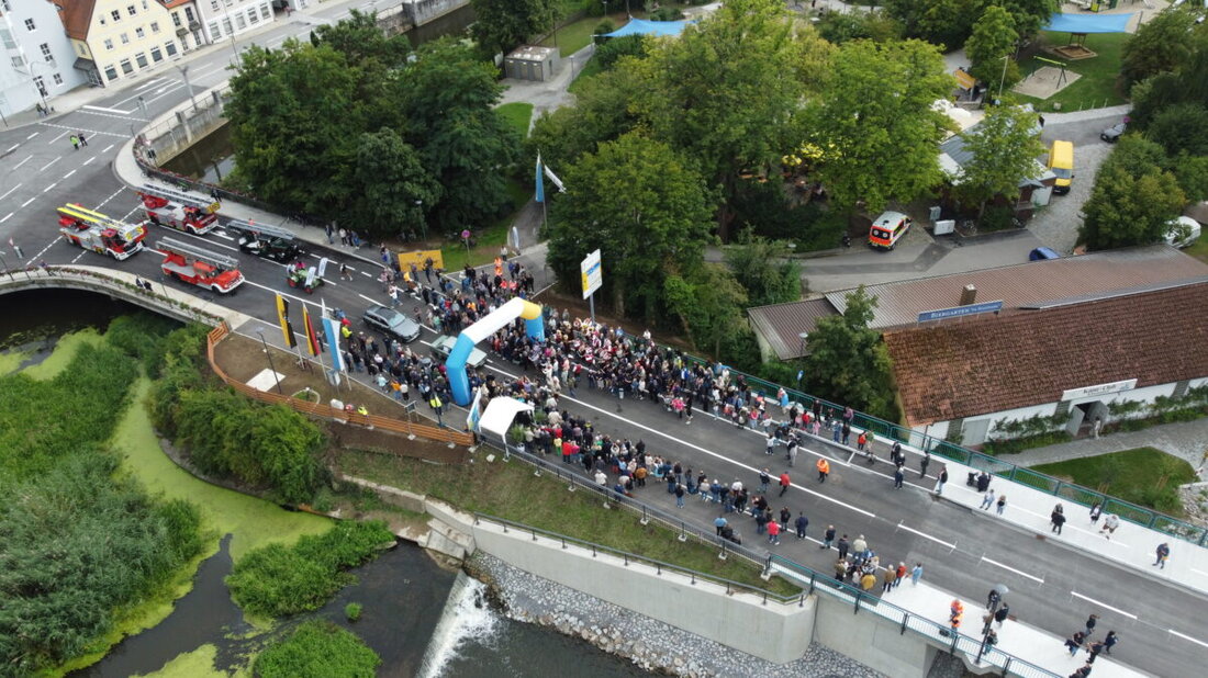 Schwandorf. Nach insgesamt über zwölf Jahren Planung und rund zwei Jahren Bauzeit wurde der Neubau der Mittleren und Großen Naabbrücke in Schwandorf am 30. Juli 2025 feierlich für den Verkehr freigegeben. 