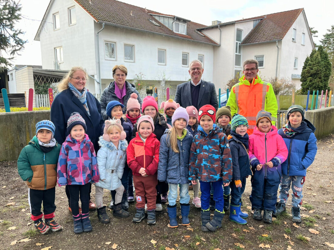 Schwandorf. Kinder des Katholischen Kindergartens St. Paul wünschen sich zusätzliche "Schattenspender"-Bäume, OB Feller und ein Pflanzenexperte besuchen sie. Neue Bäume sollen nach jährlichem Baumschnitt hinzukommen, Kinder dürfen im Sommer das Rathaus besuchen.