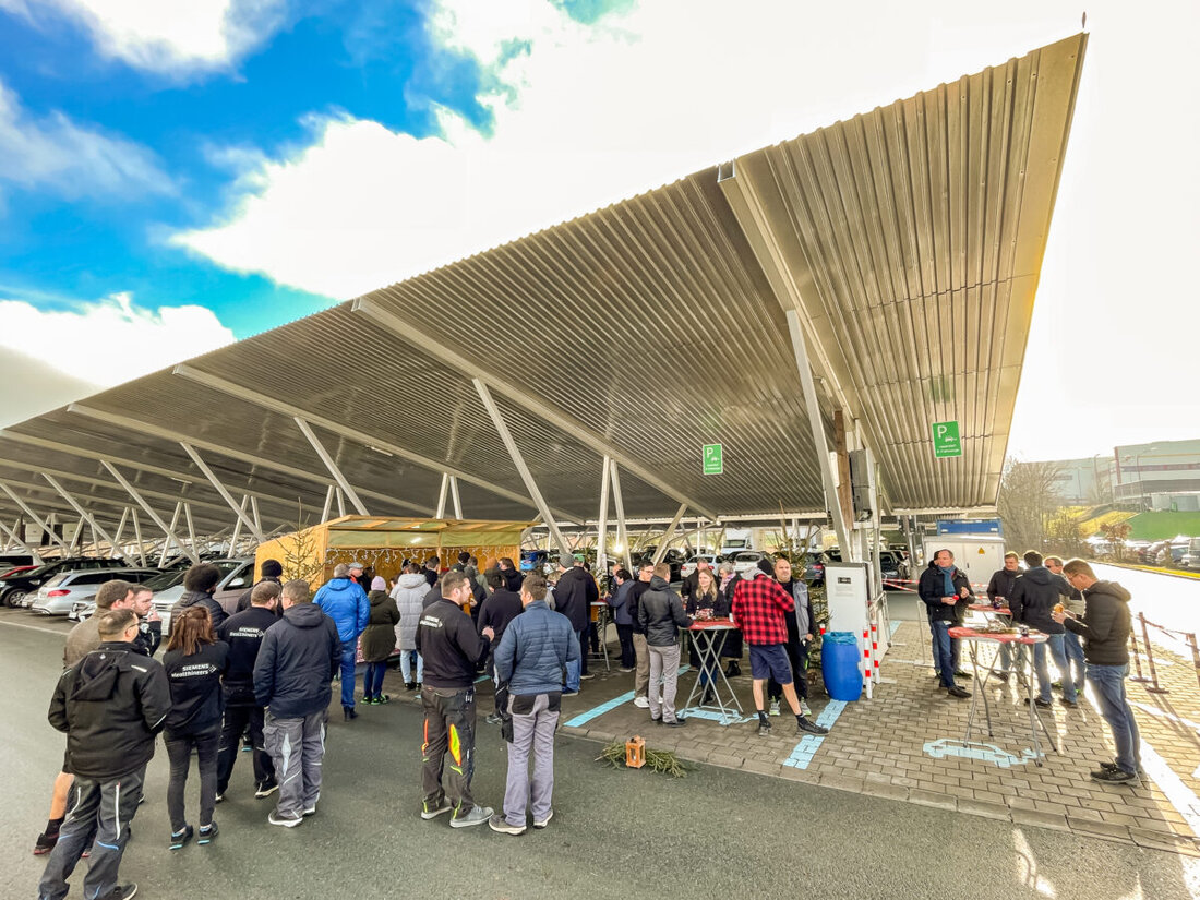 Kemnath. Der Glühweinausschank bei Siemens Kemnath sammelte mit festlicher Atmosphäre und Gemeinschaft 1.600 Euro für "Lichtblicke e.V.", der bedürftigen Menschen in Neustadt und Weiden hilft.