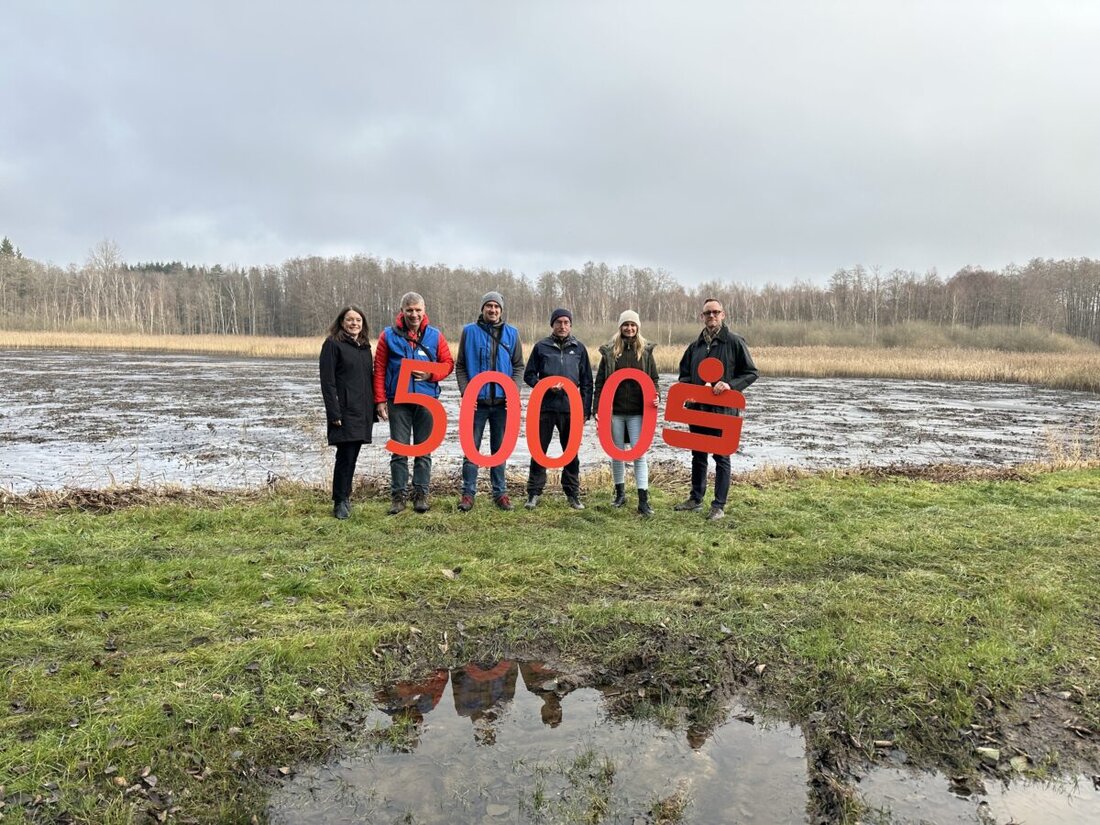 Die Sparkasse spendete 5.000 Euro an den Landesbund für Vogel- und Naturschutz für Pflege- und Unterhaltsmaßnahmen am Großen Häuslweiher.