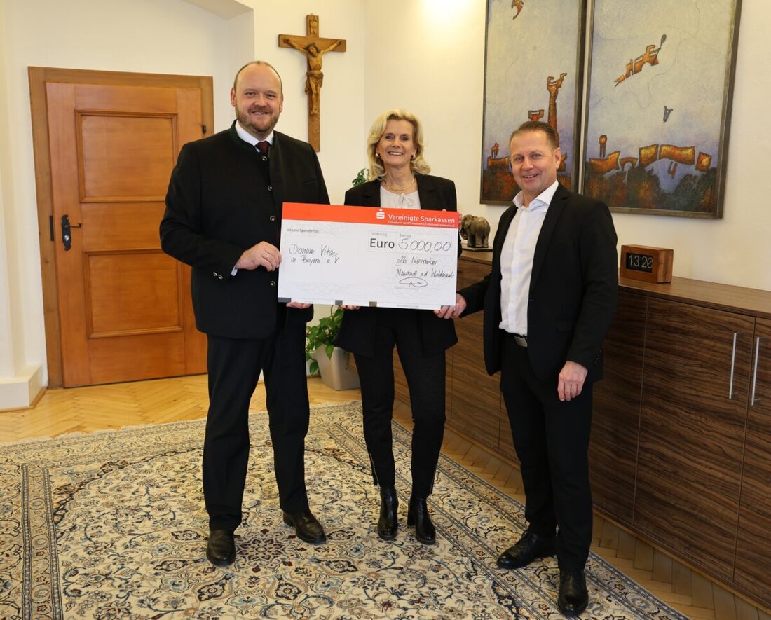 Weiden. Die Vereinigten Sparkassen spenden 5.000 Euro an die Schwangerenberatungsstelle Donum Vitae, um werdende Eltern und deren Kinder zu unterstützen. Landrat Andreas Meier und Sparkassenchef Gerhard Hösl betonen die Bedeutung der Spende für die Gesellschaft.