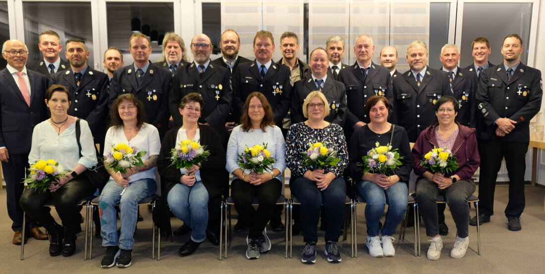 Speinshart. Landrat Andreas Meier ehrt elf Feuerwehrleute aus Speinshart und Tremmersdorf. Sie erhalten für 40 und 25 Jahre Dienst das goldene oder silberne Ehrenzeichen. Es gab Urkunden und einen Aufenthalt in Bayrisch Gmain.
