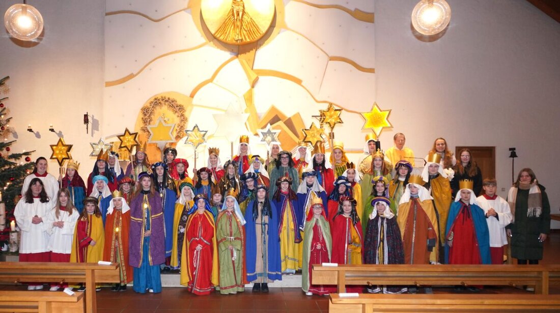 Waldthurn. So viele wie noch nie, insgesamt 50 Sternsinger und ihre Begleiter wurden am Neujahrsabend in der Pfarrei St. Sebastian entsandt, um die Botschaft der Menschwerdung des Sohnes Gottes zu verkünden.