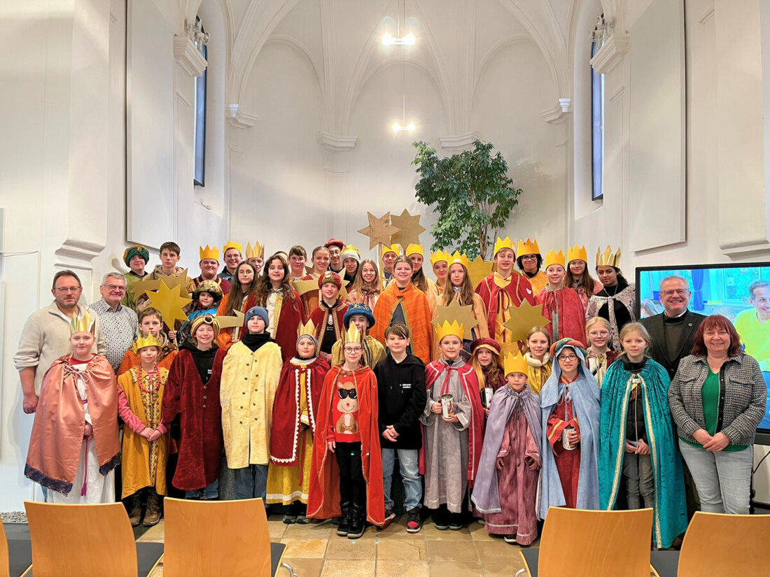 Schwandorf. Oberbürgermeister Andreas Feller empfing die Schwandorfer Sternsinger, die für Kinderrechte sammelten. Die Sternsinger brachten den Segen "Christus segne dieses Haus" an das Rathaus.