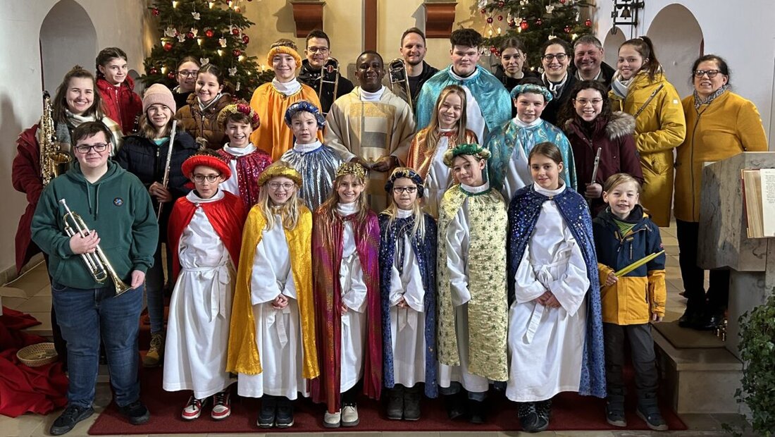 Immenreuth. Die Sternsinger ziehen am Samstag in Gruppen durch die Gemeinde, um für das Kindermissionswerk zu sammeln und auf das Schicksal von Millionen Kinderarbeit leistenden Kindern hinzuweisen. Am 6. Januar gestalten sie zudem die Dreikönigsmesse.