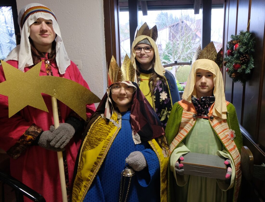 Floß. 29 Kinder und Jugendliche verschiedener Konfessionen nahmen als Sternsinger teil, um für Kinderrechte zu werben. Sie sammelten insgesamt 7.629 Euro.