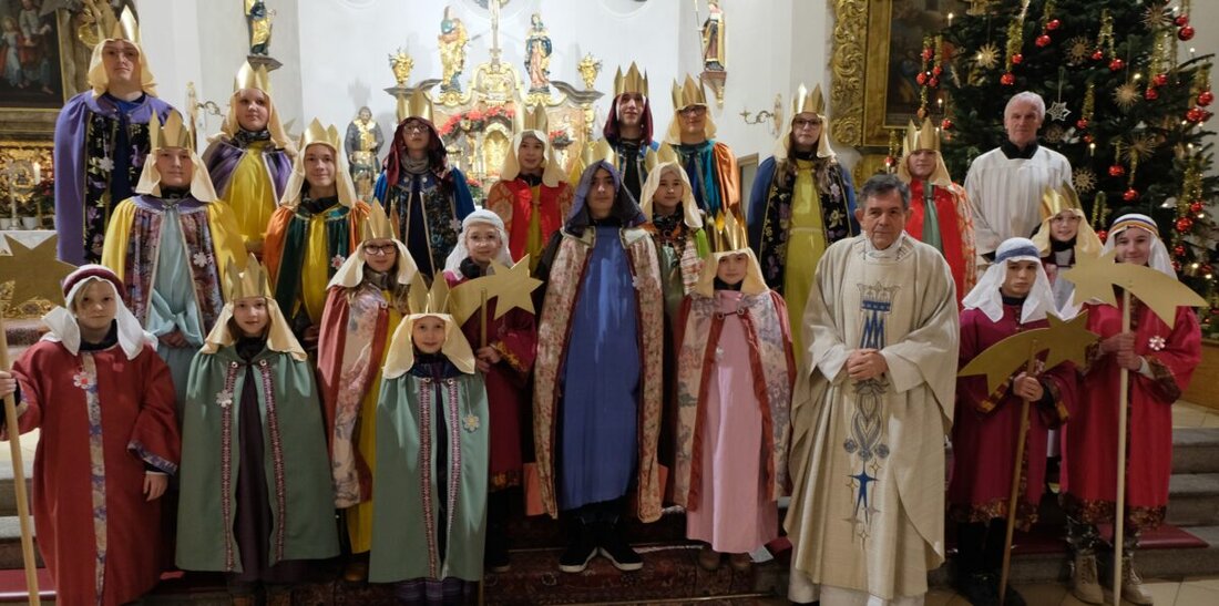 Floß. 28 Sternsinger der katholischen Pfarrgemeinde zogen durch Markt und Land, um den Segen und Frieden zu verbreiten. Sie besuchten vom 2. bis 4. Januar Familien, unterstützt durch ein Motto für Kinderrechte und schrieben "CBM 2025" an die Türen.