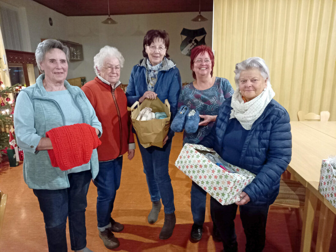 Maxhütte-Haidhof. Strickerinnen haben selbstgemachte Socken, Mützen und Schals an die Tafel im Städtedreieck gespendet, um Bedürftigen zur Weihnachtszeit Freude zu machen.