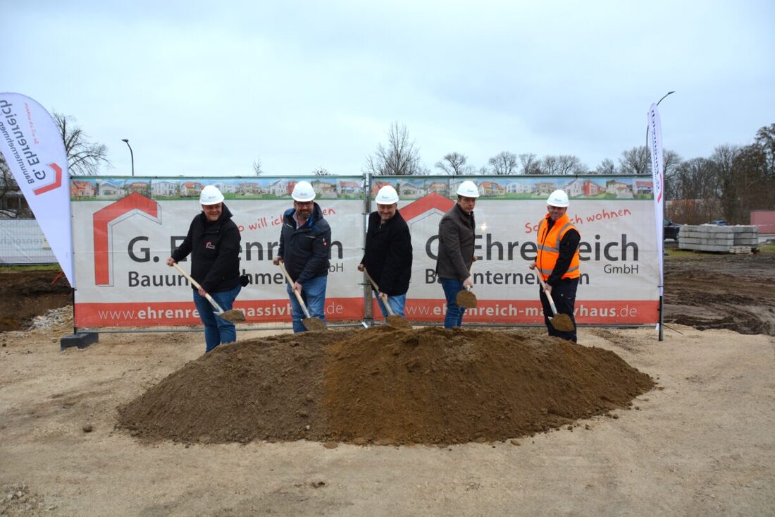 Teublitz. Mit einem Spatenstich beginnt der Bau einer neuen Stadtbücherei und Büros, die Fertigstellung ist für Frühjahr 2026 geplant.