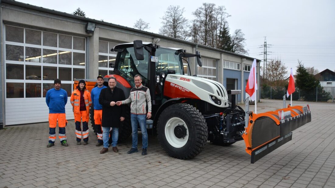 Teublitz. Mitte Dezember wurde der Fuhrpark des Teublitzer Bauhofs um einen neuen Traktor, den „Steyr 4110 Expert CVT“, erweitert, finanziert mit rund 140.000 Euro. Dieser ist bereits für den Winterdienst einsatzbereit und wird im Frühjahr zusätzlich für die Pflege städtischer Grünanlagen aufgerüstet.