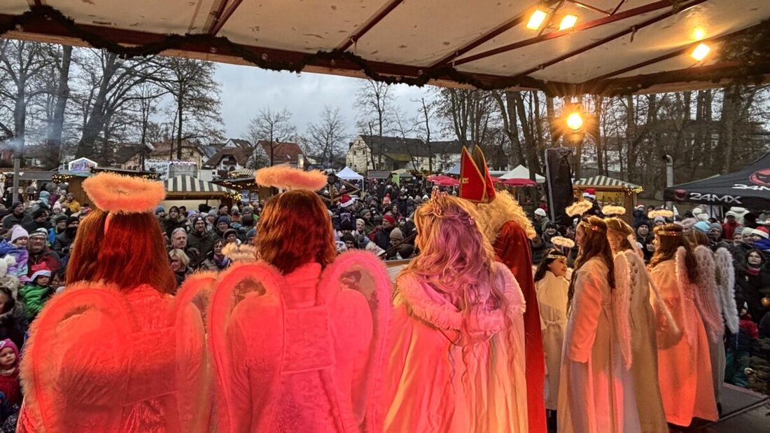 Teublitz. Der Weihnachtsmarkt lockte trotz Regen mit 41 Ständen und vielfältigem Programm viele Besucher an. Höhepunkte waren der Besuch des Hl. Nikolaus und das musikalische Programm.