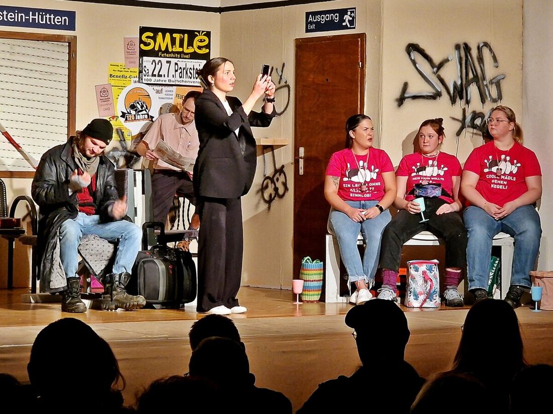 Parkstein. Der Burschenverein präsentierte das Theaterstück "Das Bahnhofskomplott", ein witziges Bahn-Abenteuer mit vielen Verwicklungen und einem psychopathischen Fahrgast. An vier Abenden sorgte die Aufführung für viel Gelächter und Spannung unter den Zuschauern.