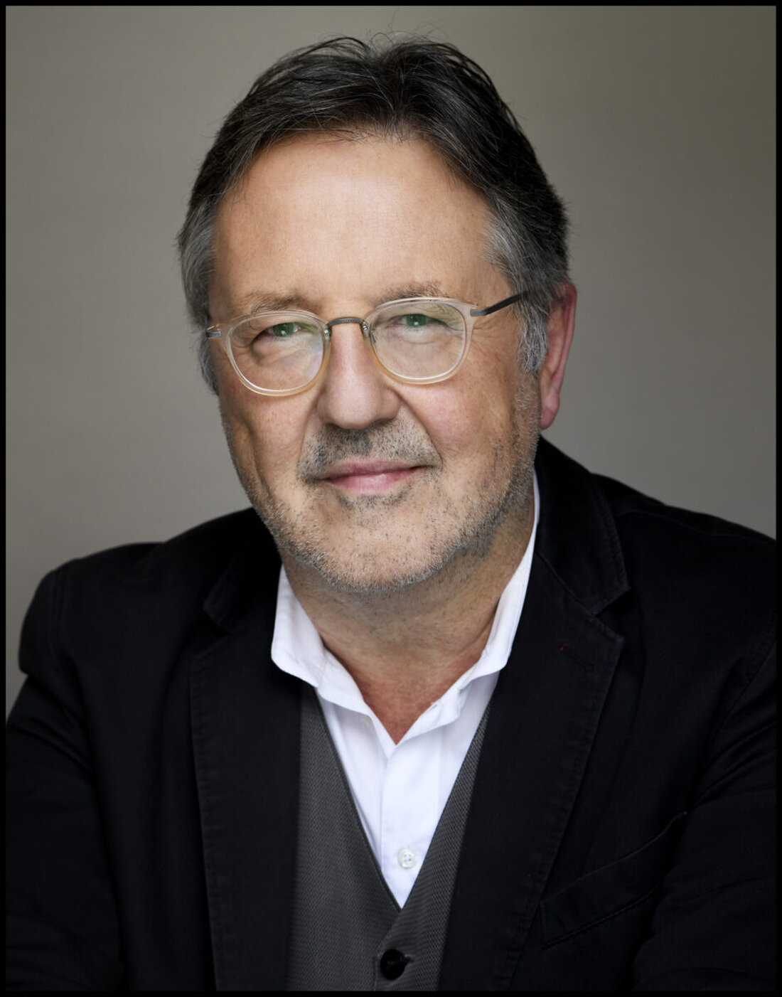 Amberg. Das Literaturformat Tinte und Terz mit Gastgeberin Nora Gomringer empfängt am 21. Oktober 2025 um 20.00 Uhr im Stadttheater Amberg den Gast Rainer Moritz.