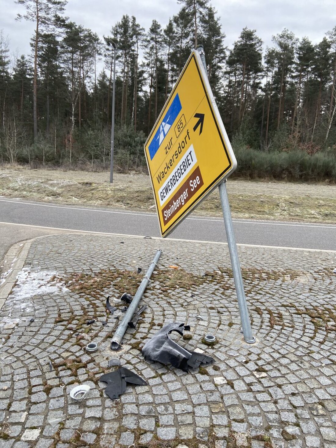 Schwandorf. Vandalismus und Ladendiebstahl beschäftigen die Polizei. Ein Wahlplakat wurde beschmiert und ein Auto verkratzt; eine Ladendiebin wurde mit gestohlener Ware erwischt.