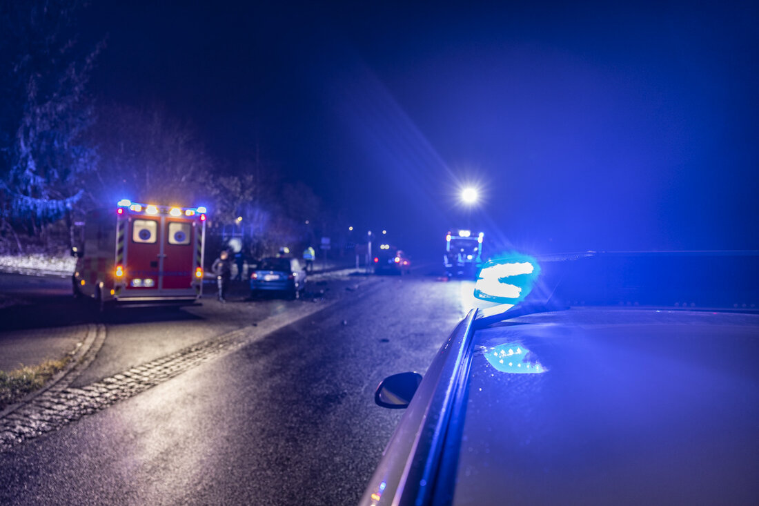 Dieterskirchen. Ein Motorradfahrer starb nach einem Unfall auf der Kreisstraße SAD 47 bei Dieterskirchen, als er von der Fahrbahn abkam. Trotz schneller Hilfe durch Rettungskräfte und einen Landwirt erlag er seinen Verletzungen im Krankenhaus.