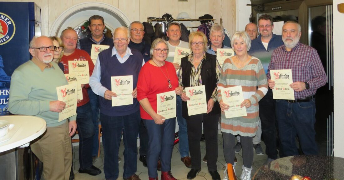 Altenstadt/WN. Urkunden erhielten langjährige Mitglieder des Sportkegelverein Weiß-Blau.