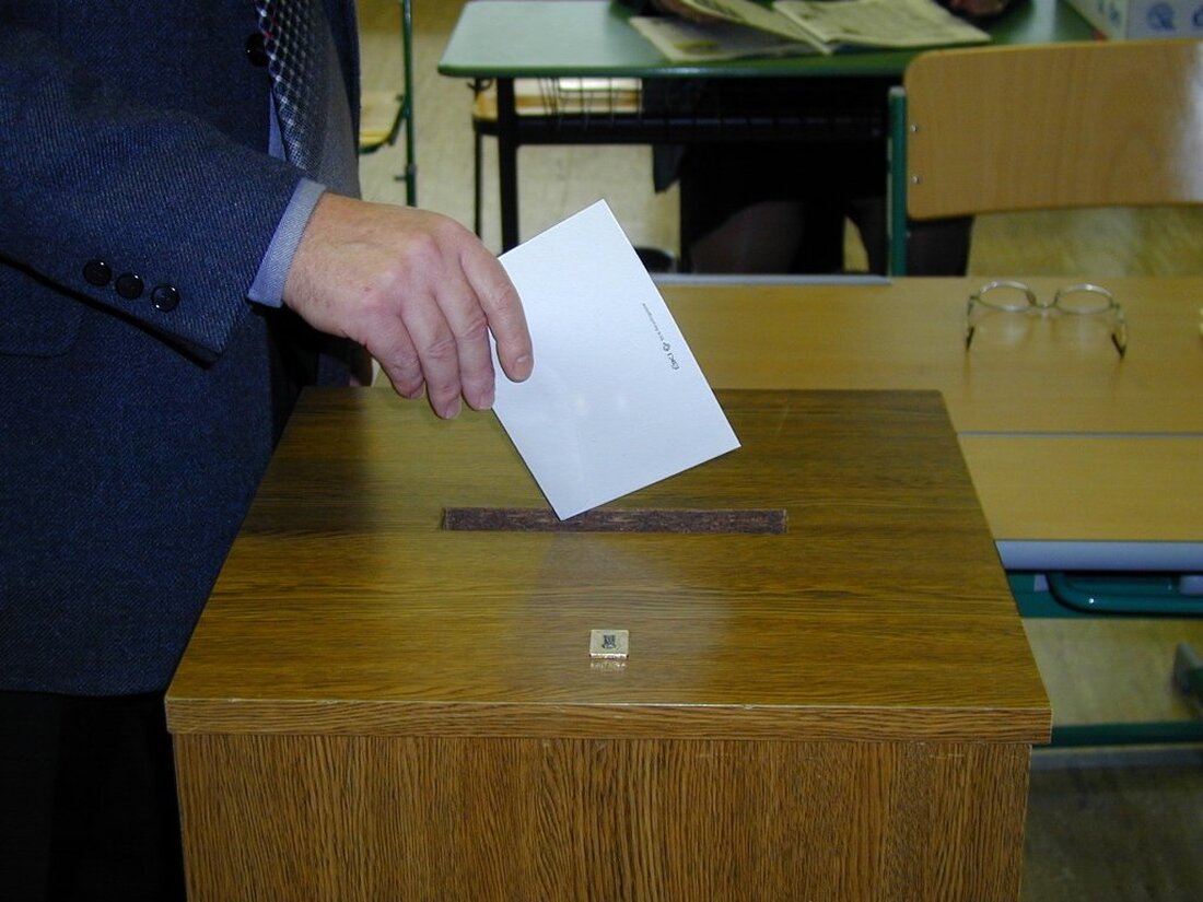 Weiden. Die Stimmzettel für die Bundestagswahl im Wahlkreis 234 sind rechts oben abgeschnitten, um Blinden und Sehbehinderten das eigenständige Wählen zu ermöglichen.