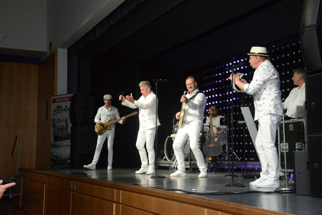 Neustadt/WN. Die Paldauer treten am 8. März in der Stadthalle auf. Die Band, bekannt für ihre Herzlichkeit und ihre erfolgreiche Karriere in Europa, lädt zur großen Frauentagsparty ein.