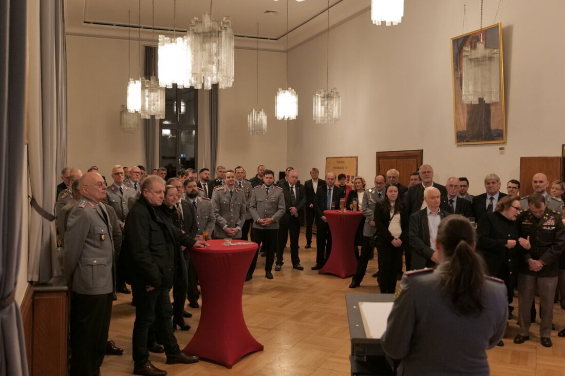 Die Standortälteste und Bataillonskommandeurin des Panzerartilleriebataillons 375 in Weiden, Oberstleutnant Hekja Marlen Werner, lud am Donnerstag zur sicherheitspolitischen
Abendveranstaltung ins Kasino der Major-Radloff-Kaserne ein.