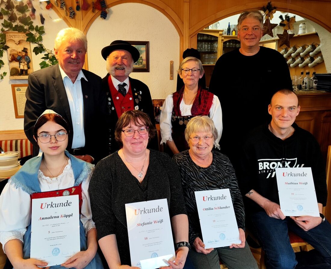 Weiden. D'Altbairischen feierten in Tracht ihre Adventsfeier im "Postkeller", mit Ehrungen langjähriger Mitglieder und einem Programm der Kinder- und Jugendgruppe.