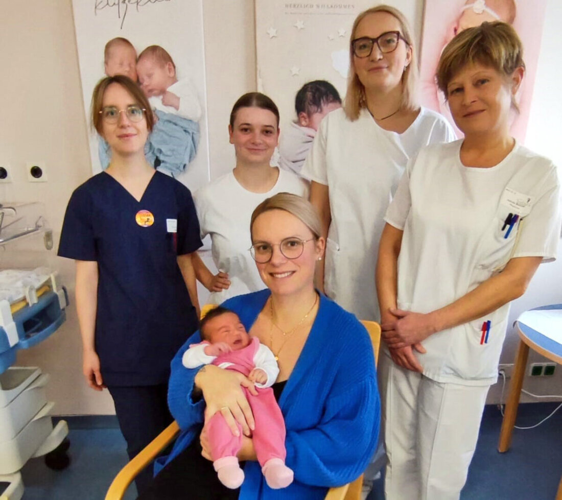Weiden. Rund um die Weihnachtsfeiertage hatten die Mitarbeiterinnen der Geburtshilfe am Klinikum Weiden alle Hände voll zu tun. Zwischen 23. und 26. Dezember kamen 12 Kinder auf der Entbindungsstation zur Welt, fünf Mädchen und sieben Buben.