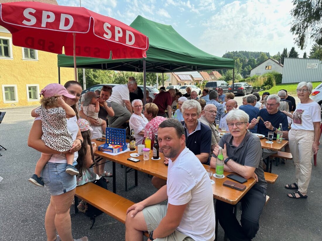 Floß. Der SPD Ortsverein Floß veranstaltete erstmals einen Weißwurstfrühschoppen mit Musik am Feiertag "Maria Himmelfahrt", der großen Zuspruch fand. Es mussten sogar Weißwürste nachgeordert werden, und die Veranstaltung soll eine feste Einrichtung werden.