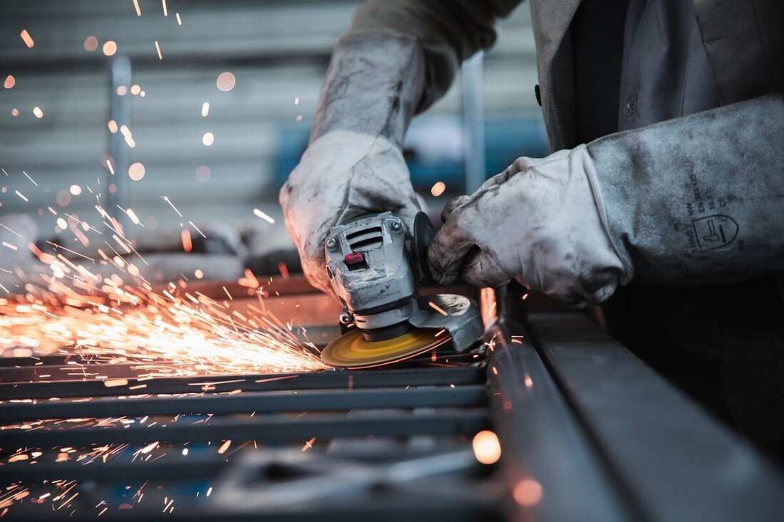 Weiden. Im August 2025 ist die Arbeitslosigkeit im Bezirk der Agentur für Arbeit Weiden gestiegen, mit 5.346 Arbeitslosen liegt die Quote bei 4,4 Prozent. Saisonbedingte Effekte und geringere Vermittlungschancen durch weniger Stellenangebote prägen die aktuelle Situation am Arbeitsmarkt.