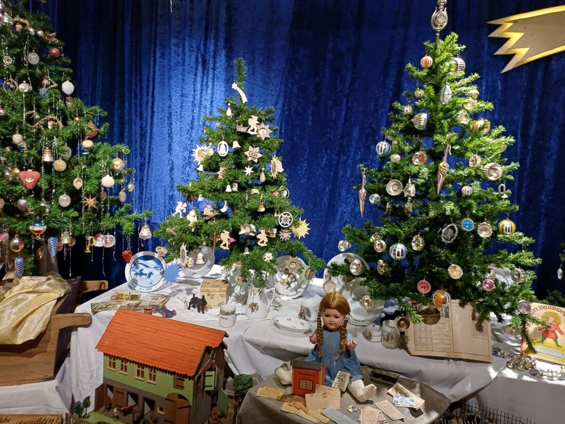 Tirschenreuth. Eine besondere Weihnachtsausstellung zeigt bis 26. Januar 2025 historischen Christbaumschmuck im MuseumsQuartier. Sylvia Schmon präsentiert eine Zeitreise des Weihnachtsfests von 1850 bis in die 1970er Jahre.
