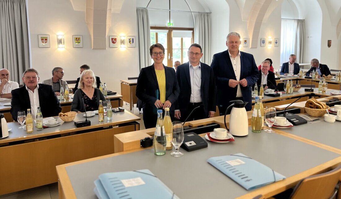 Amberg. Die Zukunft des ÖPNV wurde mit Bundes- und Kommunalpolitikern diskutiert, wobei ein Fokus auf individuelle Verkehrsmittel und die Elektrifizierung der Metropolenbahn lag. Konzepte wie Ruf-Busse und eine verbesserte Infrastruktur wurden als wichtig erachtet.