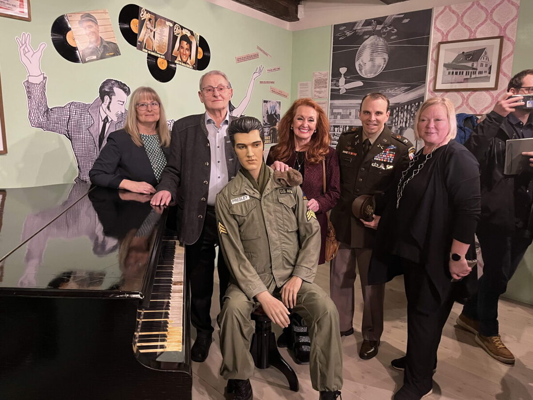 Grafenwöhr. Der „Mythos Elvis“ lebt besonders im Kultur- und Militärmuseum weiter. Besuch bekam der „King of Rock and Roll“, der im Museum am Flügel aus der legendären Mickey Bar sitzt, von seiner Cousine Donna Presley, Zeitzeugen Raimund Rodler und nahezu 100 begeisterten Elvis Fans.