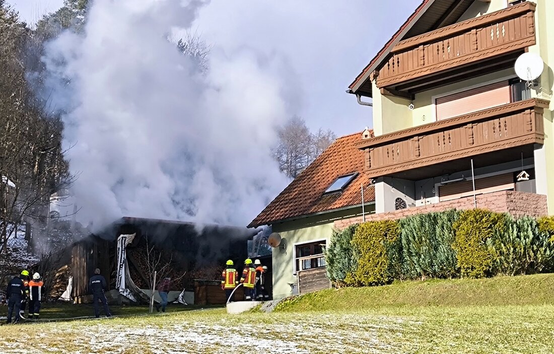 Kirchenthumbach. 145 Einsatzkräfte der Feuerwehr mussten am Samstagmittag ausrücken, um einen Brand in Wölkersdorf (Gemeinde Kirchenthumbach) zu bekämpfen.