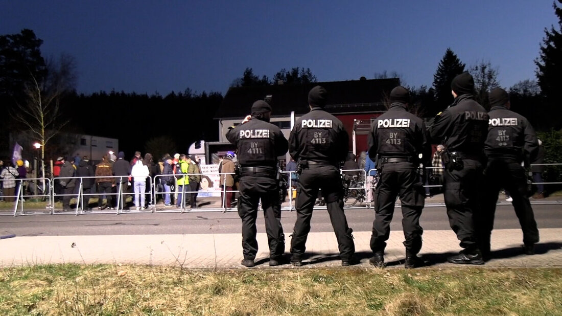 Weiden. Für Samstag ruft das Antifa-Bündnis "Nicht lange fackeln"  mit lokalen Akteuren zu einer Demonstration in Weiden auf. Die Demonstration startet um 14 Uhr am Bahnhof Weiden und zieht von dort aus mit mehreren Zwischenkundgebungen durch die Innenstadt.