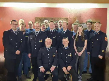 Martin Spörer und Kommandant Robert Gruber an der Spitze der Feuerwehr Klobenreuth