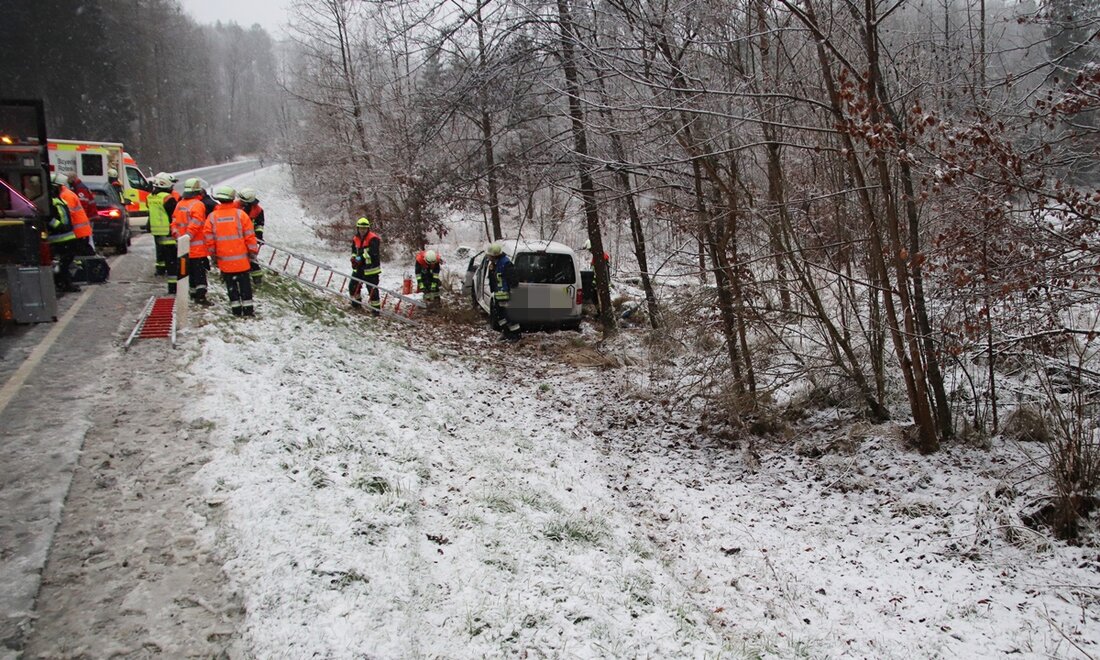 Auerbach. Bei Schneetreiben kam ein Autofahrer von der Bundesstraße 85 ab.