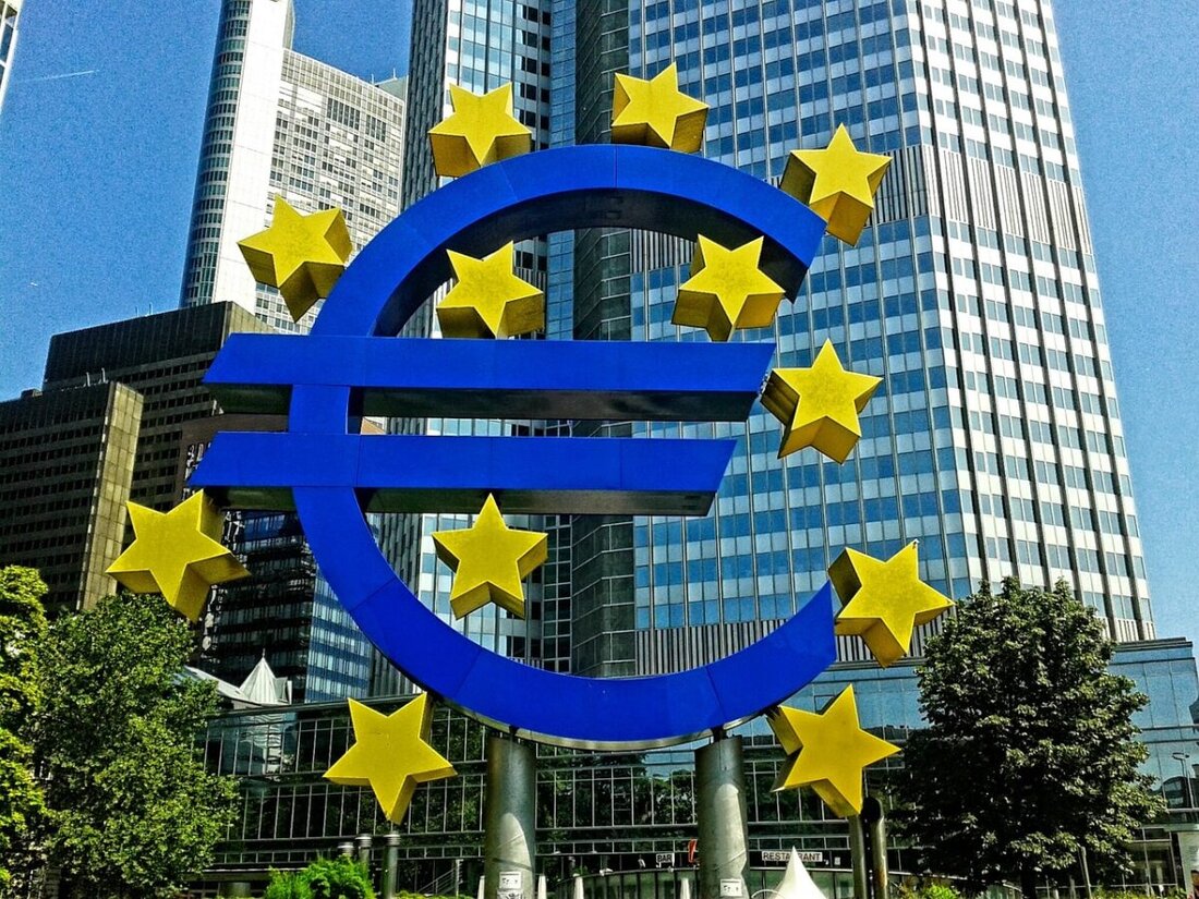 Die EZB hat den Einlagenzinssatz innerhalb eines halben Jahres von 4% auf 3% gesenkt. Finanzexperten und Plattformen wie Weltsparen bieten trotz Zinssenkung Anlegern Möglichkeiten, höhere Zinsen zu sichern.