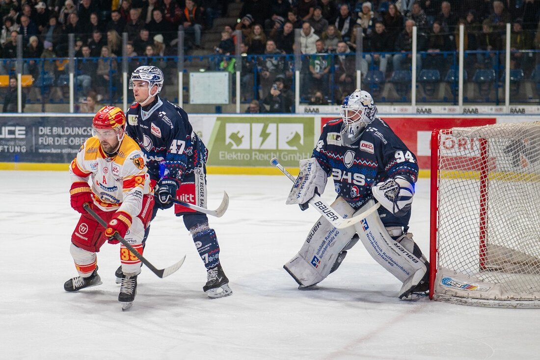 Weiden. Lange sieht's nach der dritten Pleite in Folge gegen Angstgegner Kaufbeuren aus. In den letzten acht Spielminuten drehen die Blue Devils die Partie mit großem Kämpferherz zum Dreier.