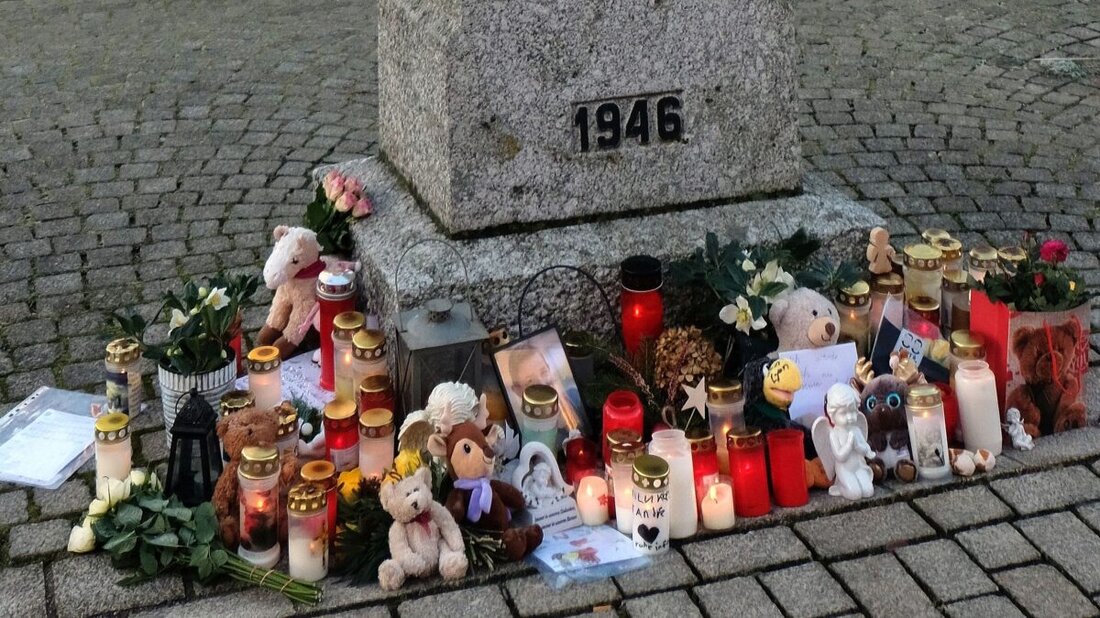 Floß. Die Gemeinde zeigt tiefe Trauer um einen neunjährigen Jungen, der in Magdeburg durch eine Amokfahrt starb, mit Blumen und Kerzen am Marktplatz.