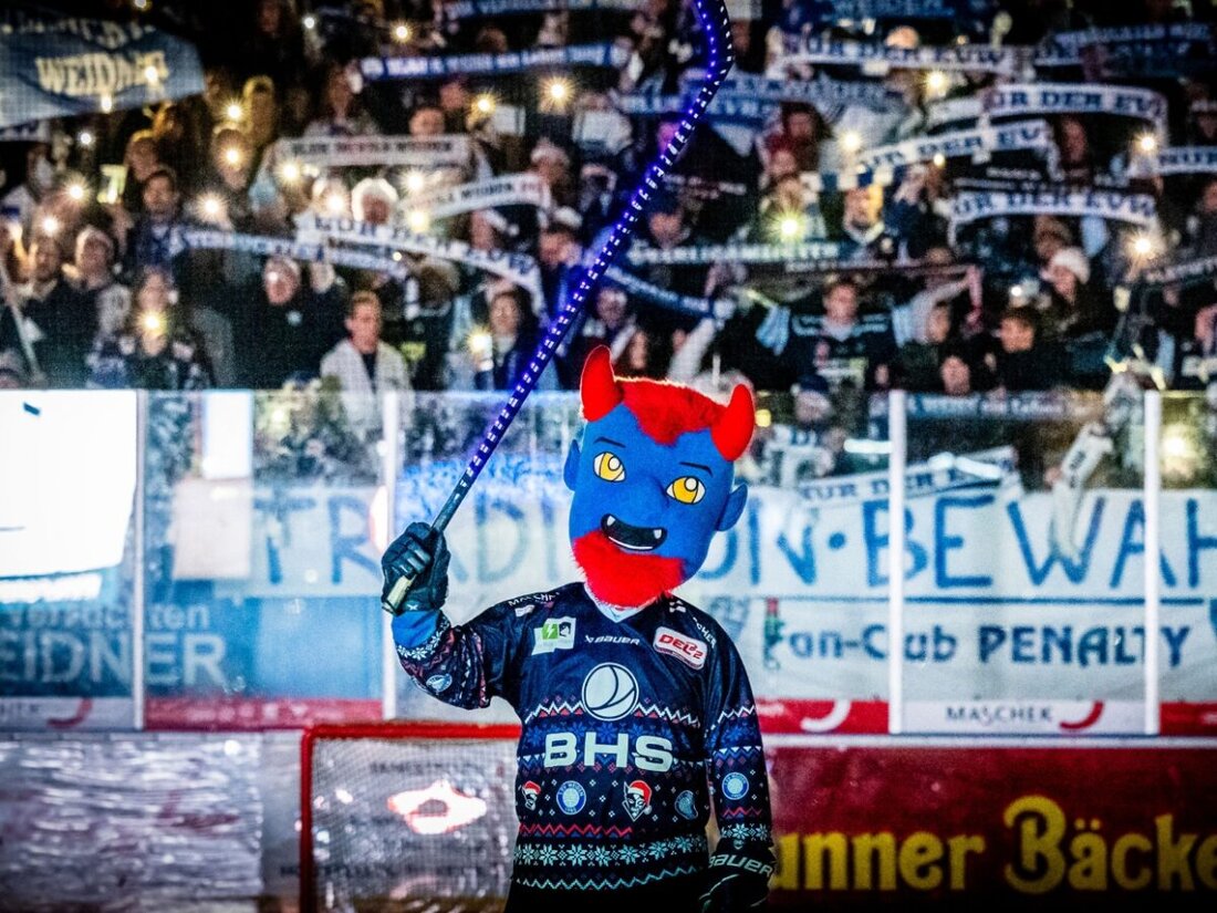 Weiden. Die Zukunft des traditionsreichen Eishockeystandorts Weiden zeigt positive Entwicklungen, doch der Weg zur nachhaltigen Sicherung des Sports in der Region ist weiterhin ein Ziel, das es zu erreichen gilt. Besonders der Stammverein sieht sich einer wachsenden Unterstützung gegenüber, die Hoffnung auf Beständigkeit weckt. Gleichzeitig arbeiten die Verantwortlichen der Blue Devils Spielbetriebs GmbH intensiv daran, die Voraussetzungen für eine langfristige und erfolgreiche Zukunft zu schaffen.